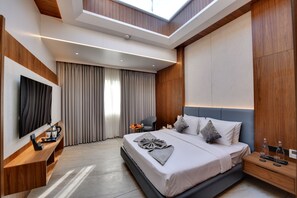 Club Sky View Room | Coffre-fort pour ordinateur portable, bureau, rideaux d’obscurcissement