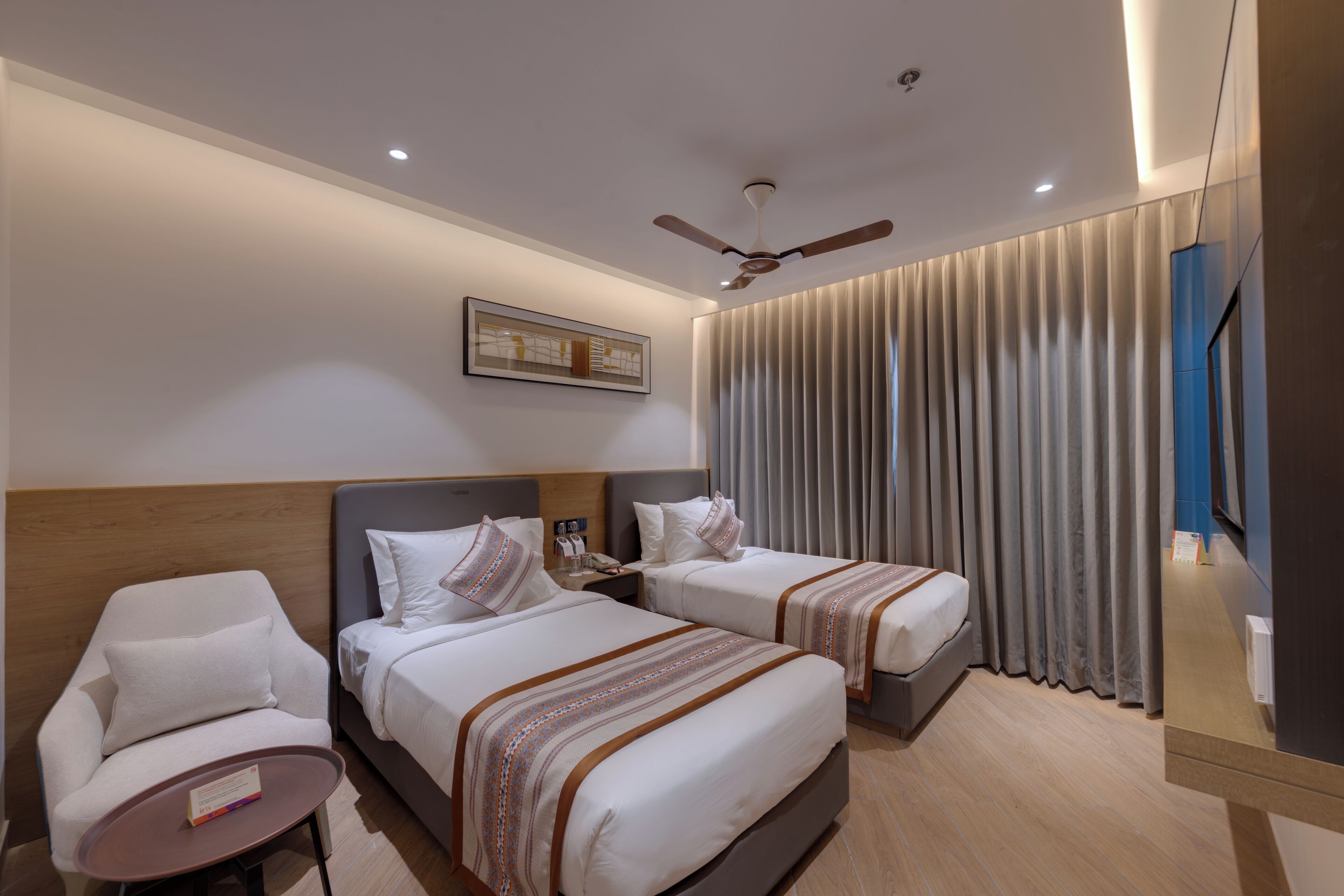 Deluxe Room with Twin Bed | In-room safe, desk, blackout drapes, iron/ironing board