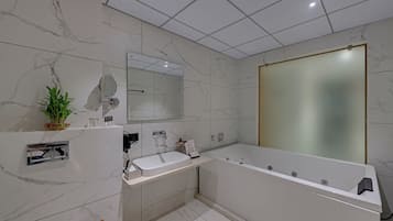 Presidential Suite | Bathroom | Free toiletries, slippers, towels, shampoo