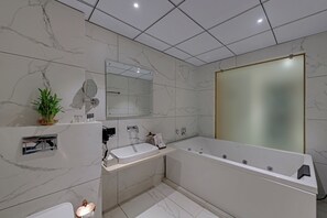 Presidential Suite | 浴室 | 免費盥洗用品、拖鞋、毛巾、洗髮精