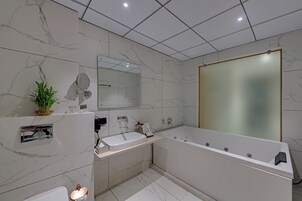 Presidential Suite | 浴室 | 免费洗浴用品、拖鞋、毛巾、洗发水