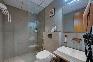 Deluxe Room with Twin Bed | 浴室 | 免费洗浴用品、拖鞋、毛巾、洗发水