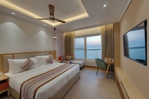 Premier Room | 客房内保险箱、办公桌、遮光窗帘、熨斗/熨衣板