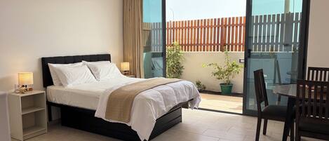 1 habitación, tabla de planchar con plancha, internet y ropa de cama