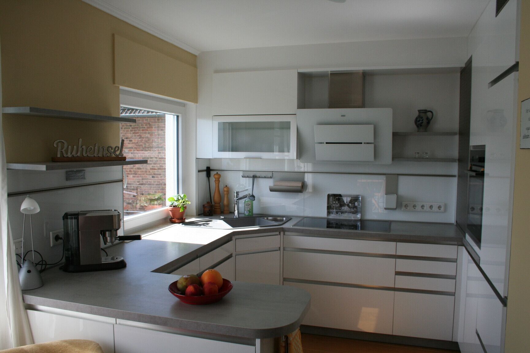 Jääkaappi, uuni, liesi, astianpesukone