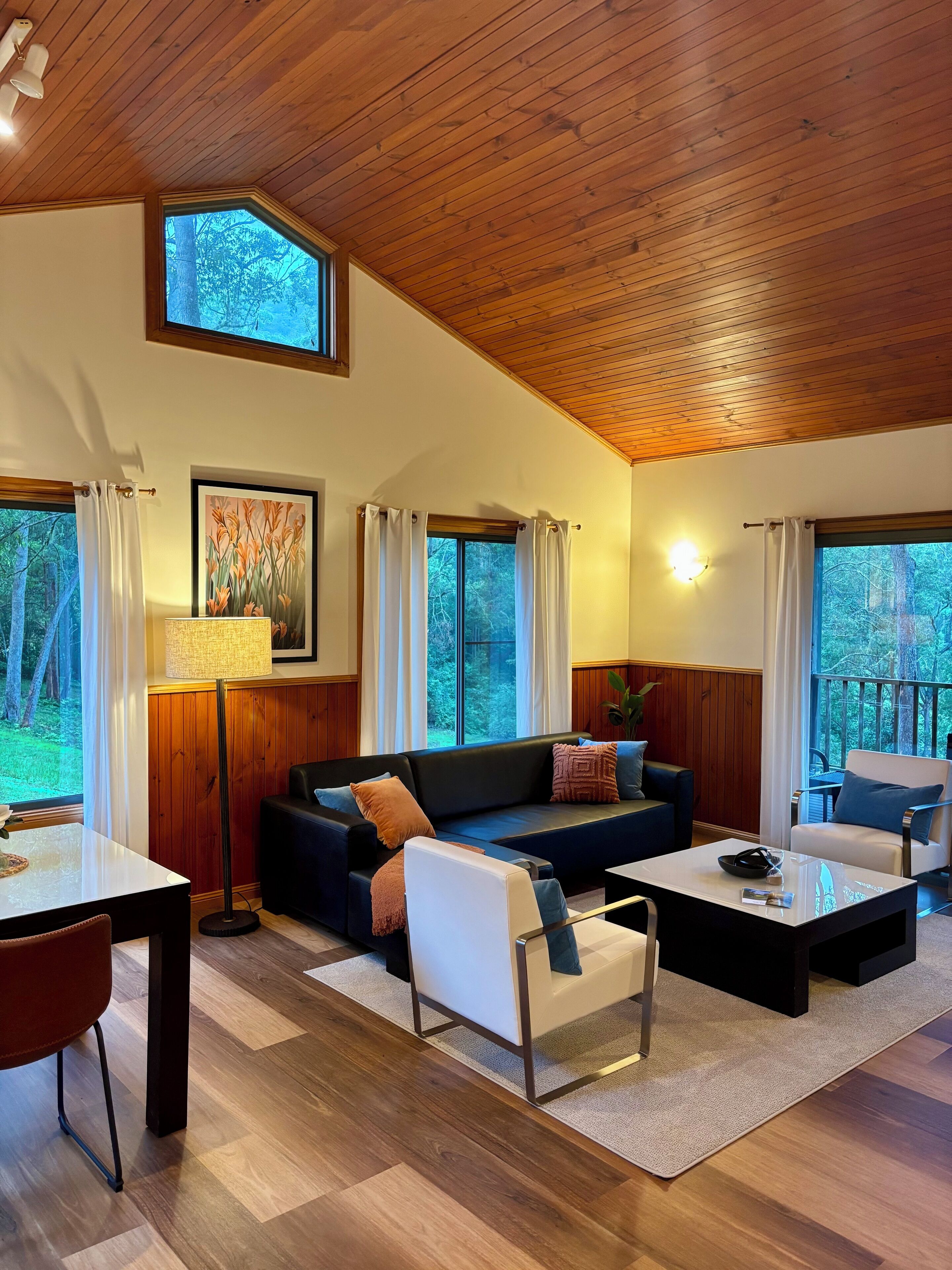 Deluxe Cabin, 1 Queen Bed, Kitchenette, Garden View | Living area