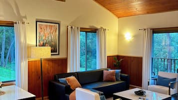 Deluxe Cabin, 1 Queen Bed, Kitchenette, Garden View | Living area