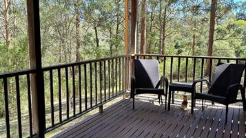 Deluxe Cabin, 1 Queen Bed, Kitchenette, Garden View | Terrace/patio