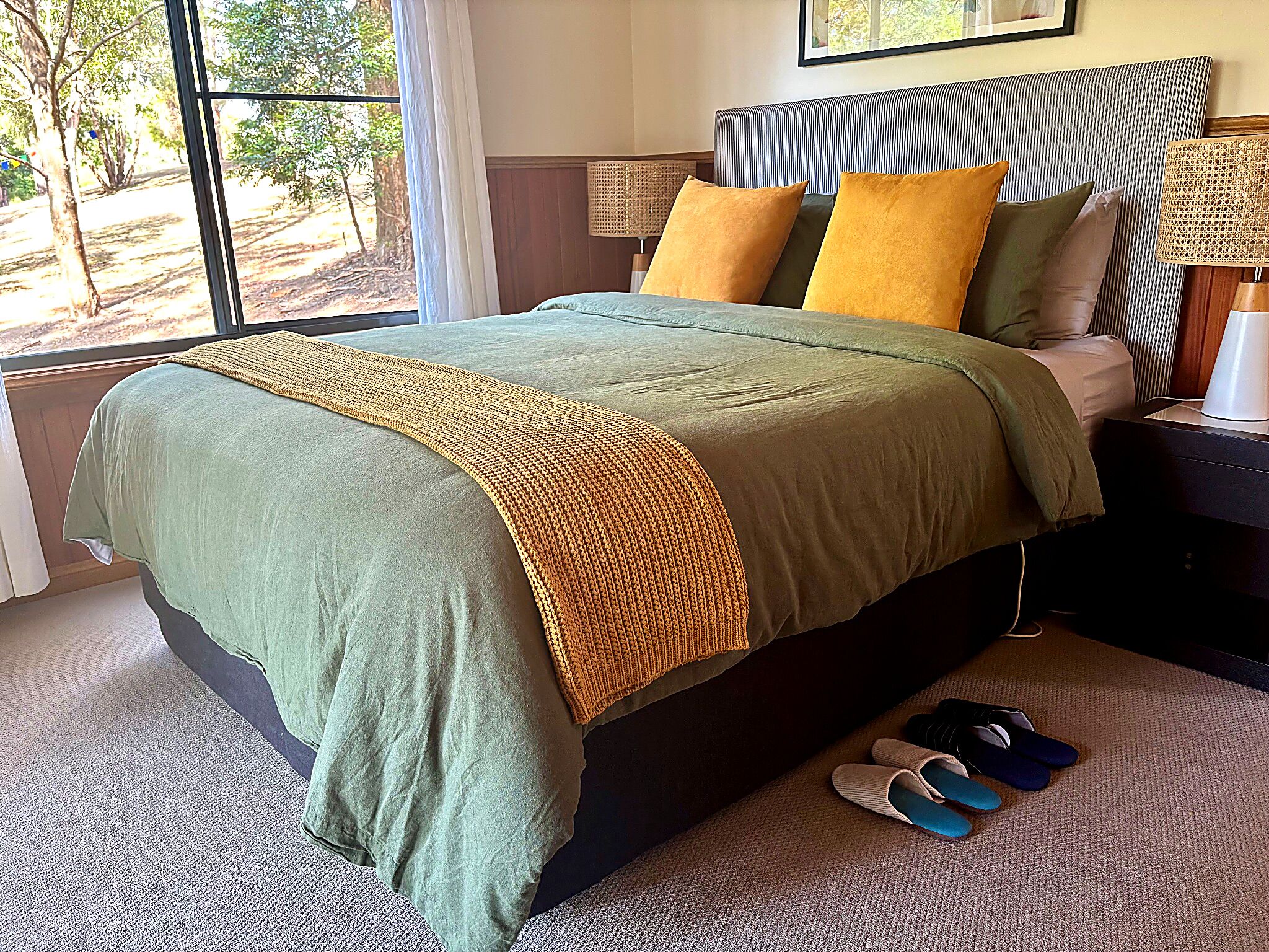 Cabana luxo, 1 cama Queen, cozinha americana, vista para o jardim | Roupas de cama premium, edredons de pluma, camas com colchões pillow-top