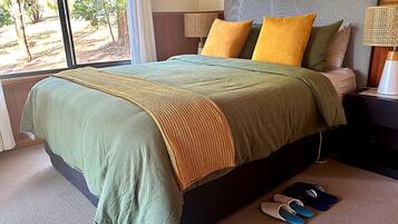 Cabana luxo, 1 cama Queen, cozinha americana, vista para o jardim | Roupas de cama premium, edredons de pluma, camas com colchões pillow-top