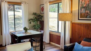 Deluxe-Ferienhütte, 1 Queen-Bett, Kochnische, Gartenblick | Wohnbereich | 55-Zoll-Smart-TV mit Digitalempfang, Netflix, Streaming-Dienste