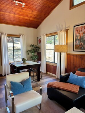 Baita Deluxe, 1 letto queen, angolo cottura, vista giardino | Area soggiorno | Smart TV 55 pollici con canali digitali, Netflix, servizi in streaming