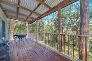 Deluxe Cabin, 1 Queen Bed, Kitchenette, Garden View | Terrace/patio