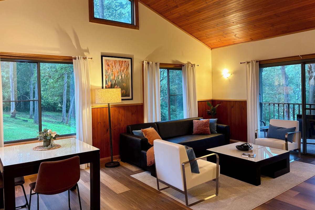Deluxe Cabin, 1 Queen Bed, Kitchenette, Garden View | Premium bedding, down duvets, pillow-top beds, individually decorated