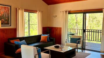 Deluxe-Ferienhütte, 1 Queen-Bett, Kochnische, Gartenblick | Wohnbereich | 55-Zoll-Smart-TV mit Digitalempfang, Netflix, Streaming-Dienste