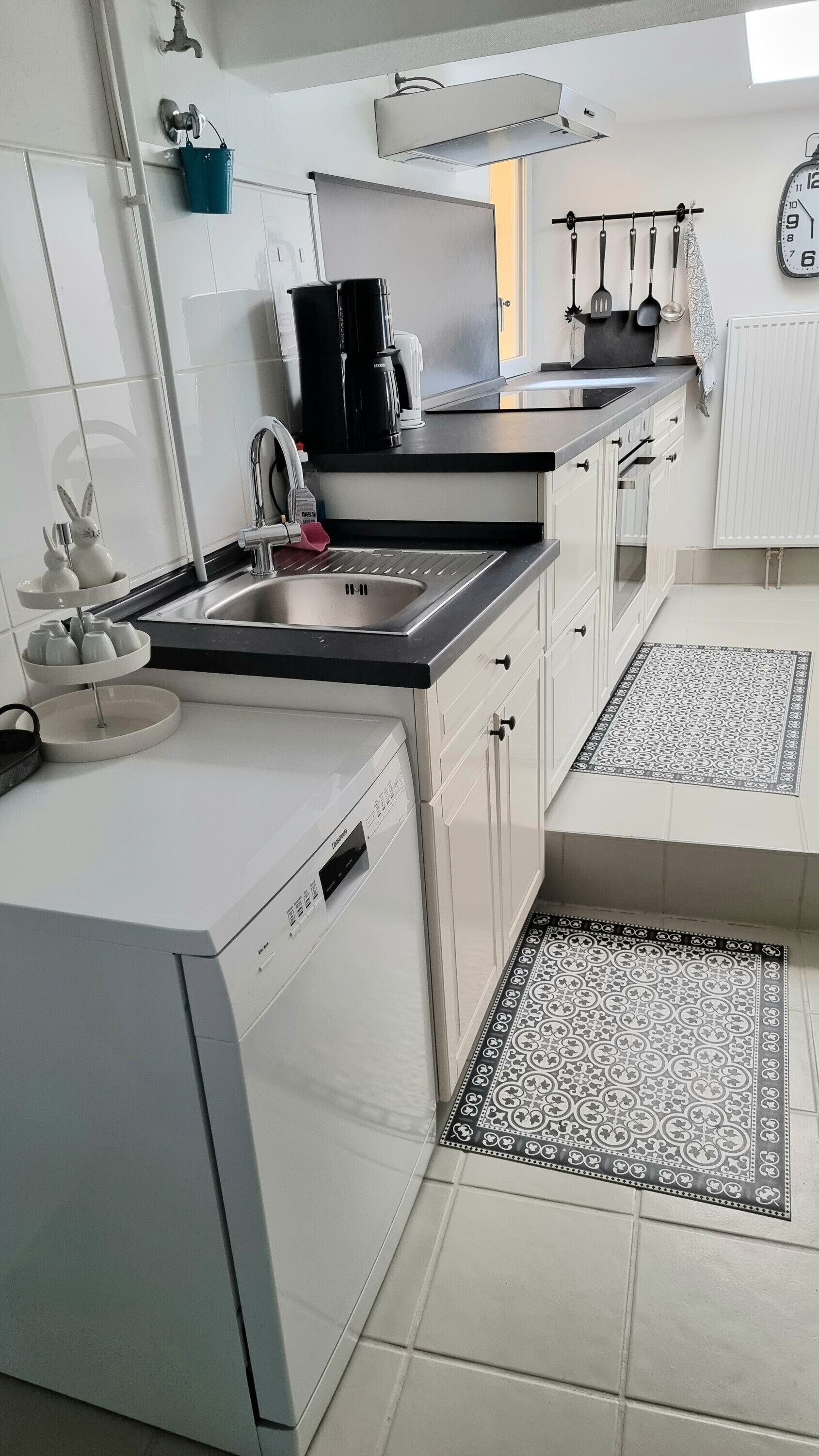 Jääkaappi, uuni, liesi, astianpesukone