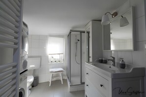 Shower, hair dryer, towels - Apartment 'Hugley' with Wi-Fi (Neuenstein)
