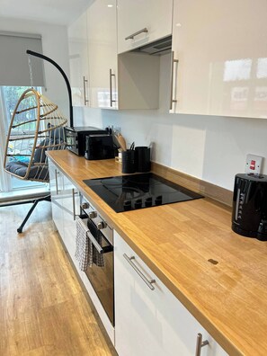 Fridge, microwave, oven, stovetop - Spacious MCR Apartment - Gym - Terrace - Games Room - Free Secured Parking (Manchester)