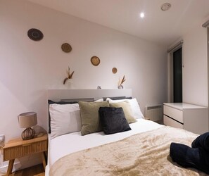 2 soverom, strykejern/-brett, internettilgang og sengetøy