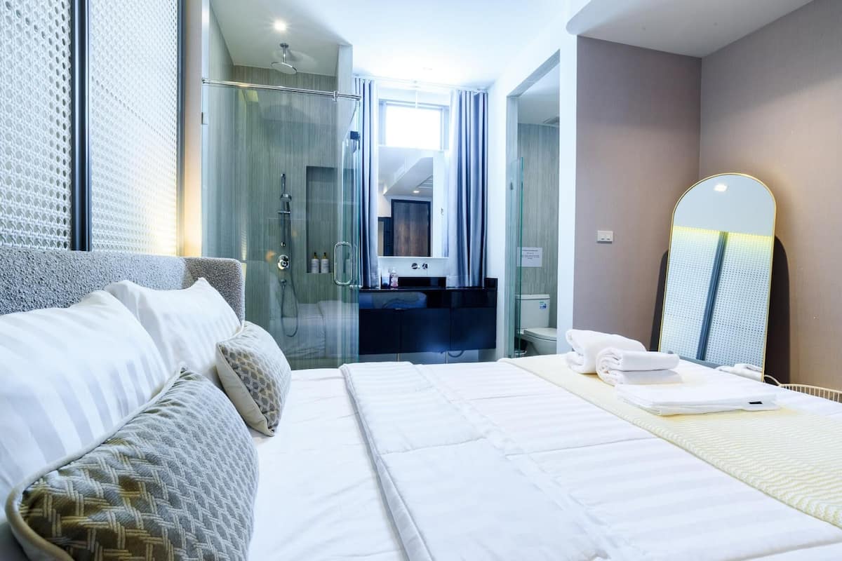 Villa, vistas a la piscina | Caja fuerte, espacio para trabajar con un portátil, cortinas opacas