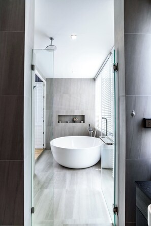 Villa, vista a la alberca | Baño | Regadera, toallas, papel de baño 