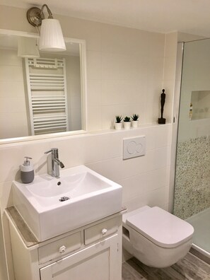 Een douche, een haardroger, handdoeken