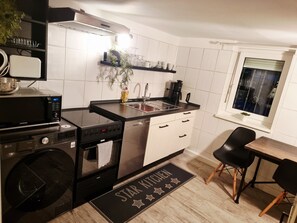 Jääkaappi, uuni, liesi, astianpesukone