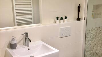 Dusj, hårføner og håndklær