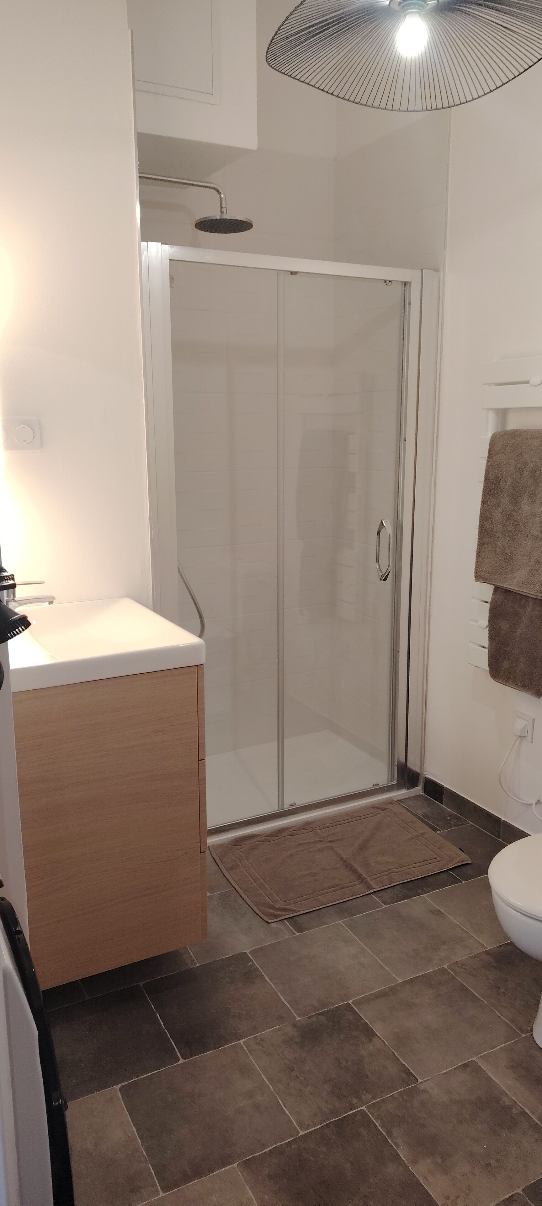 Een douche, een haardroger, handdoeken, toiletpapier