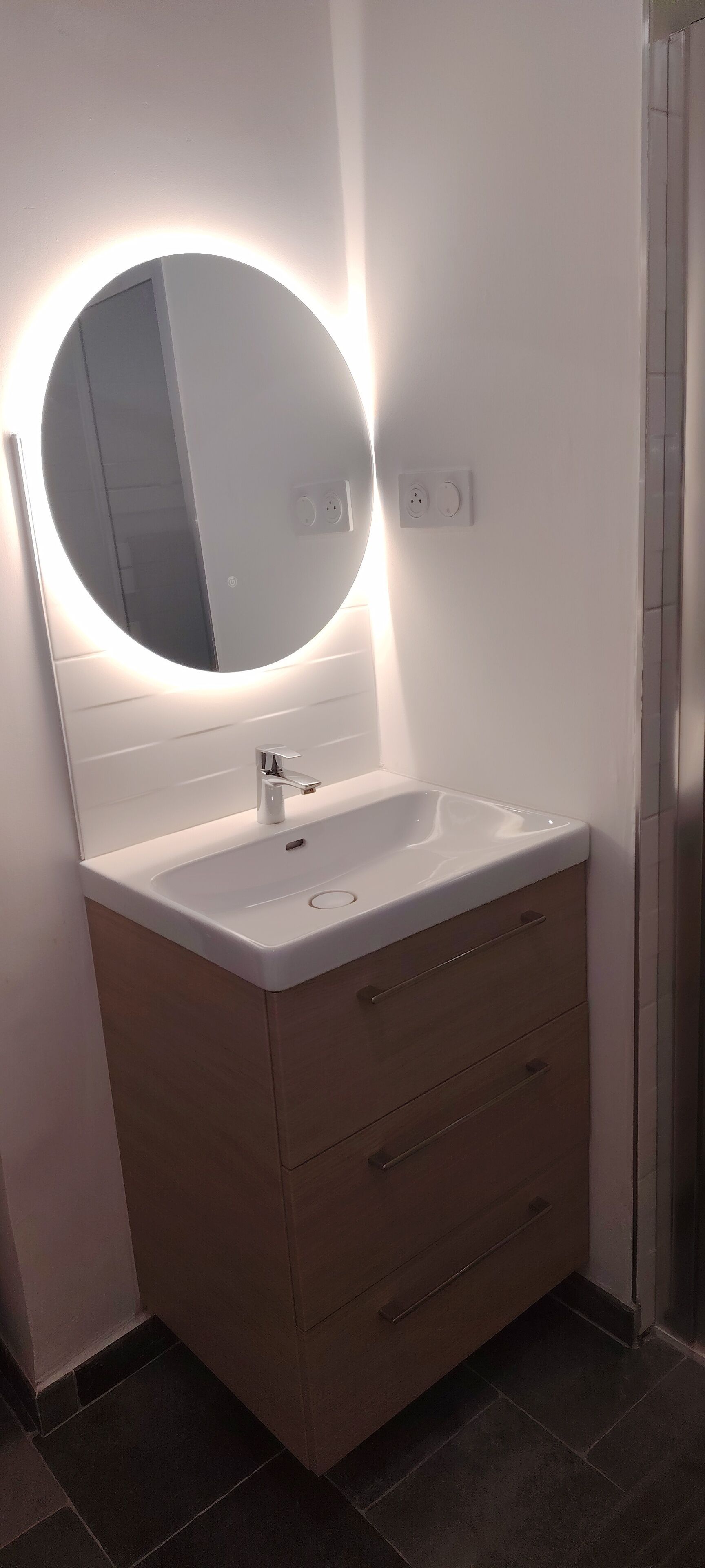 淋浴设施、吹风机、毛巾、卫生纸