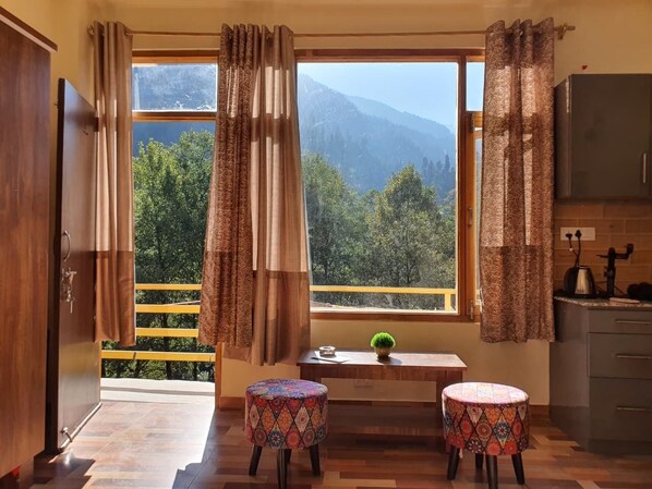 Family Room | Soundproofing - Alooma Valley View Stays (Manali)