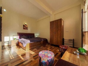 Family Room | Soundproofing - Alooma Valley View Stays (Manali)