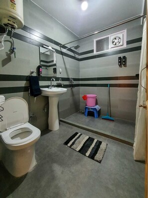 Bathroom - Alooma Valley View Stays (Manali)