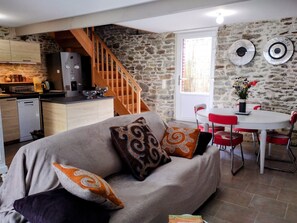 Smart TV, fireplace, books, stereo