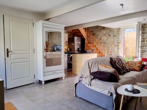 Smart TV, fireplace, books, stereo