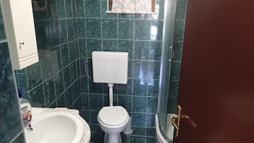 Apartment (Apartments Marija Kruševo A2+2) | Bathroom | Shower, towels