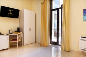 Camera Deluxe con letto matrimoniale o 2 letti singoli, balcone | Minibar, cassaforte in camera, una scrivania, ferro/asse da stiro