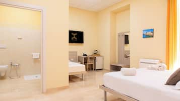 Deluxe-Dreibettzimmer, Balkon | Minibar, Zimmersafe, Schreibtisch, BĂŒgeleisen/BĂŒgelbrett