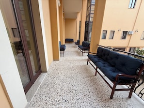 Minibar, brankas, meja kerja, dan setrika/meja setrika