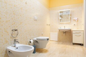 Ein Badezimmer mit Waschbecken, Toilette und Spiegel.