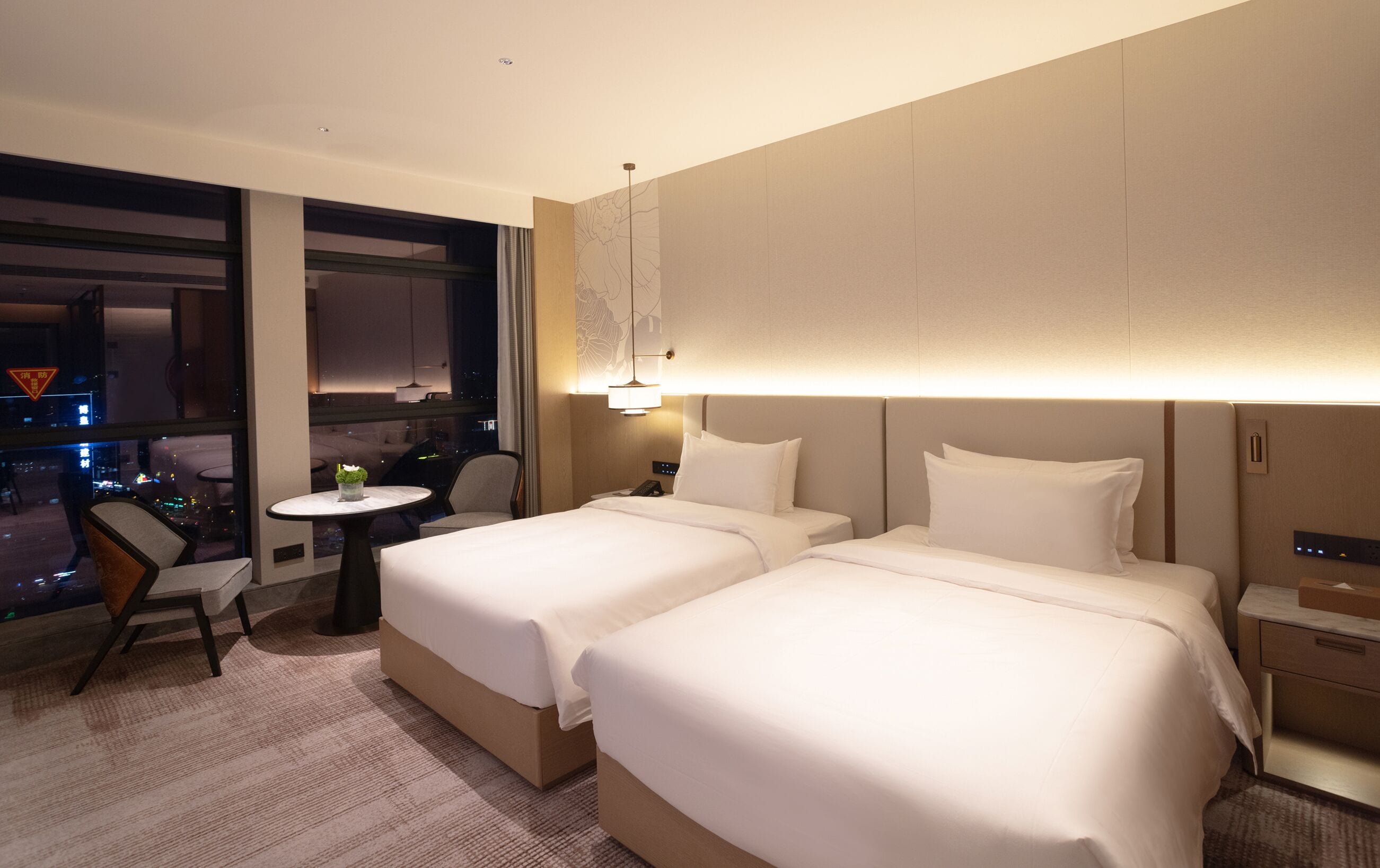 Escritorio, espacio para trabajar con laptop y wifi gratis 