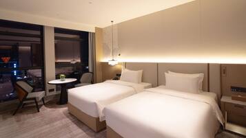 Habitació amb dos llits individuals sènior, vistes al parc | Escriptori, espai de treball apte per a portàtils i wifi gratuïta