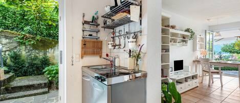 Wasserkocher mit Kaffee-/Teezubehör, Kühlschrank, Herdplatte