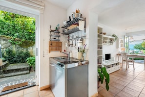 Coffee/tea maker, fridge, stovetop, electric kettle