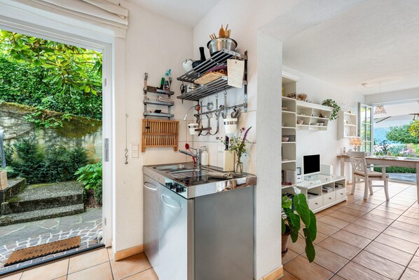 Coffee/tea maker, fridge, stovetop, electric kettle