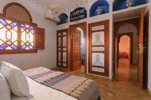 5 chambres, coffres-forts dans les chambres, fer et planche à repasser