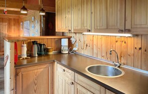 ثلاجة، موقد طهي مسطح، ماكينة لصنع القهوة/الشاي