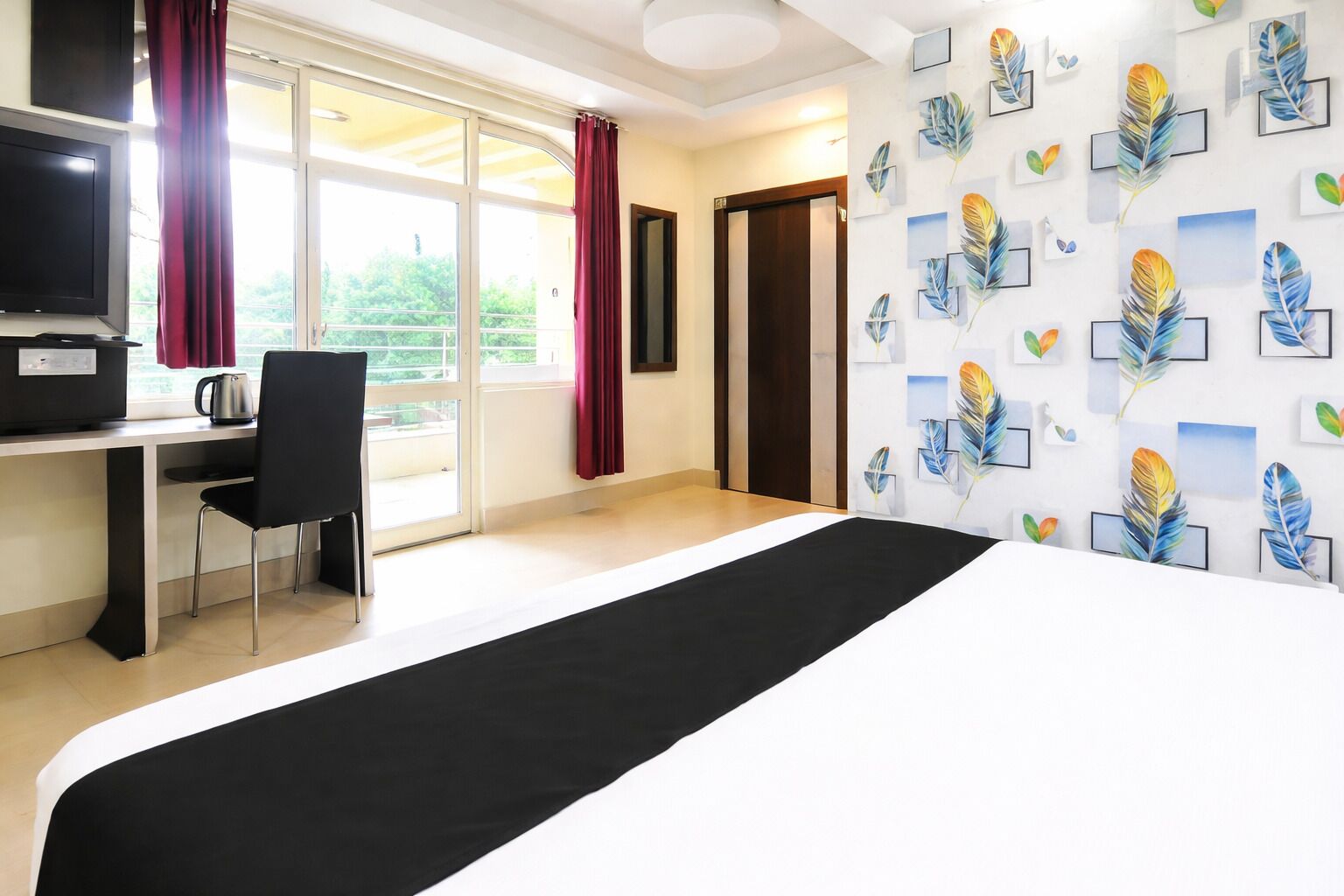 Hypo-allergenic bedding, desk, soundproofing, free WiFi