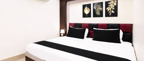 Hypo-allergenic bedding, desk, soundproofing, free WiFi