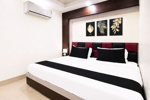 Hypo-allergenic bedding, desk, soundproofing, free WiFi